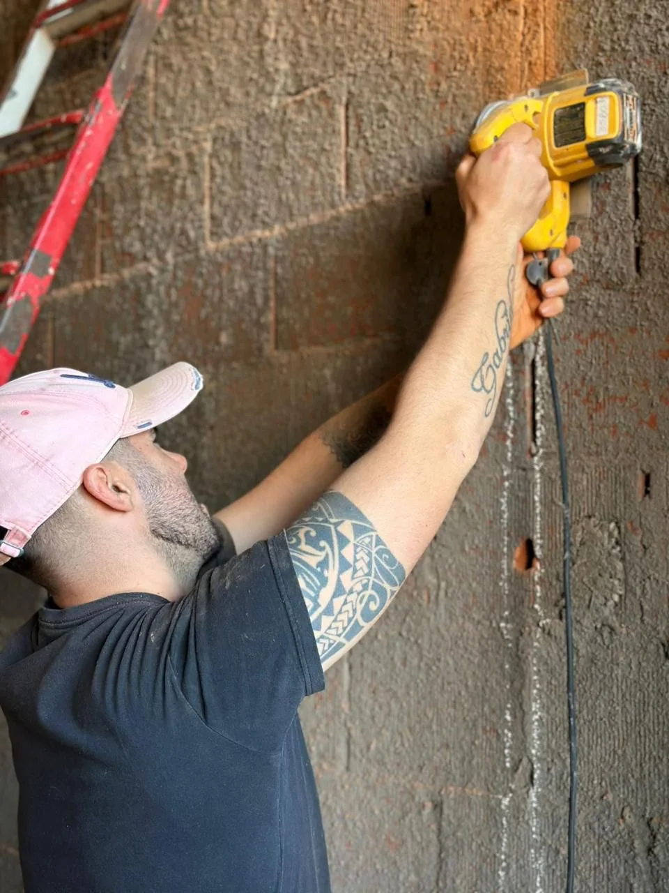 Técnico realizando manutenção em ar-condicionado